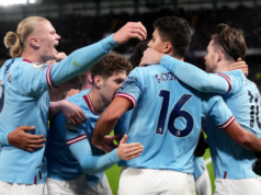 Manchester City player arrives drunk and shows his pnis Jogador Manchester City embriagado